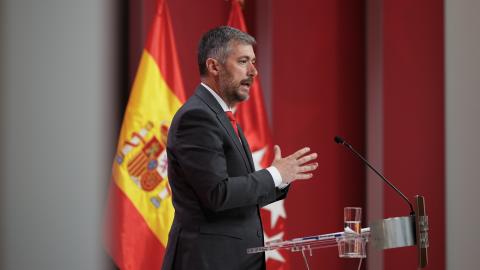 La Comunidad de Madrid implantará nuevos distintivos antifraude para mejorar la identificación y seguridad de los vehículos VTC El portavoz del Gobierno regional Miguel Ángel García en rueda de prensa