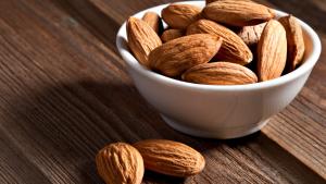 almendras = 576 kcal/100g (115,2 kcal/20 g) cuenco con almendras