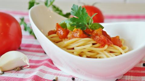 Bol de espaguetis con tomate Bol de espaguetis con tomate