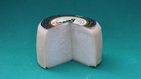 Queso Santo Mamés puro de cabra Fotografía de un queso Santo Mamés puro de cabra