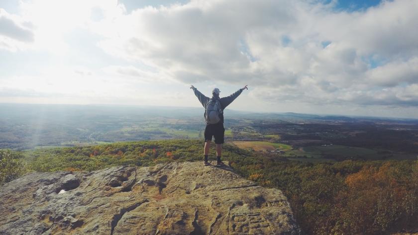 hombre en lo alto de una montaña hombre en lo alto de una montaña