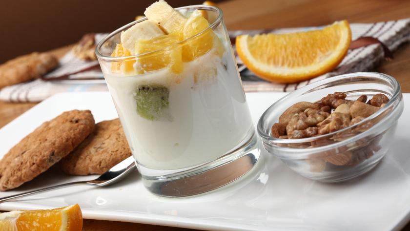 Yogur con galletas y fruta Yogur con galletas y fruta