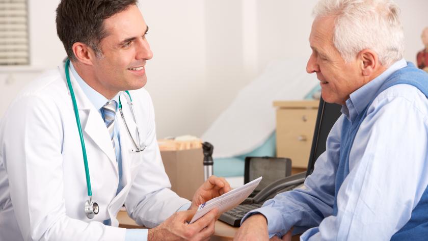 Médico y paciente en una consulta Médico y paciente en una consulta