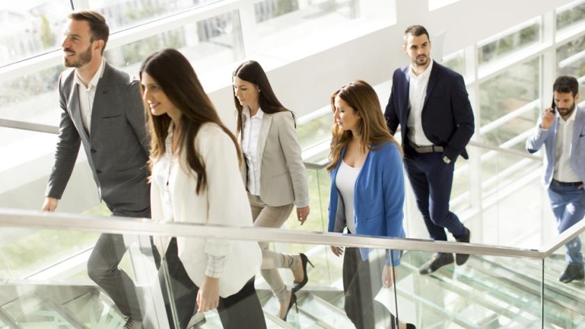 trabajadores en empresa subiendo escaleras trabajadores en empresa subiendo escaleras