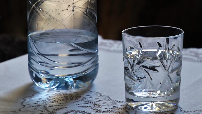 agua en botella vaso de agua con botella al lado