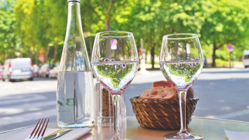 agua en las comidas mesa de restaurante con panera y agua