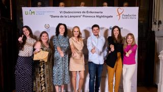 Siete personas posando