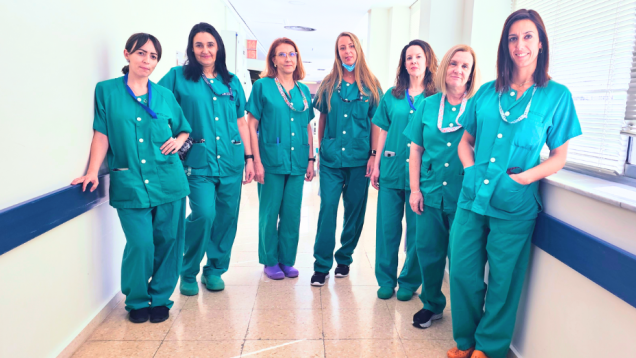 mujeres con pijama verde de hospital posando
