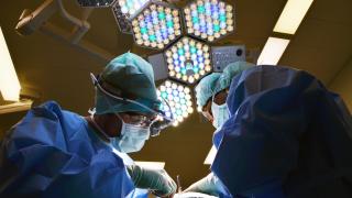 Cirujanos en quirófano operando