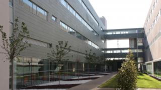 Edificio Principal y edificio Oncológico del Hospital de Fuenlabrada