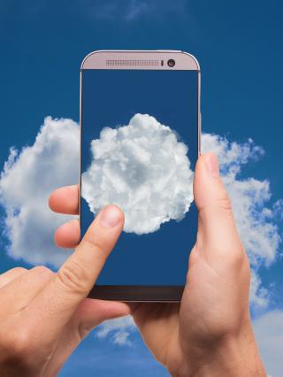 Teléfono móvil con imagen de nube y dedo tocando
