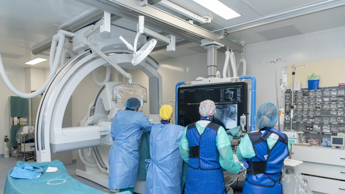 profesionales realizando procedimiento de Neuro Radiología intervencionista