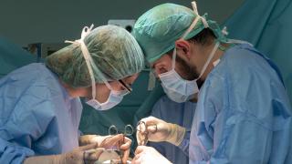 Dos cirujanos operando