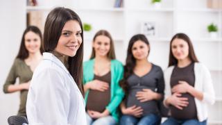 Grupo de embarazadas en consulta con matronas