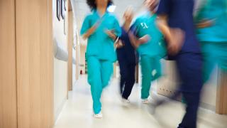 profesionales sanitarios corriendo en un pasillo de urgencias