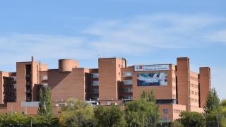 Vista la fachada del HUPA desde la entrada al campus de la Universidad de Alcaláde Alcalá-Meco, s/n