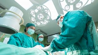 Cirujanos operando en un quirófano