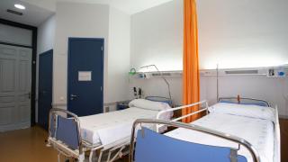 Dos camas para pacientes en una habitación