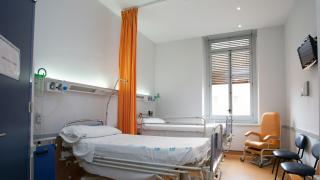 Habitación de Hospital con dos camas, dos sillones y sillas