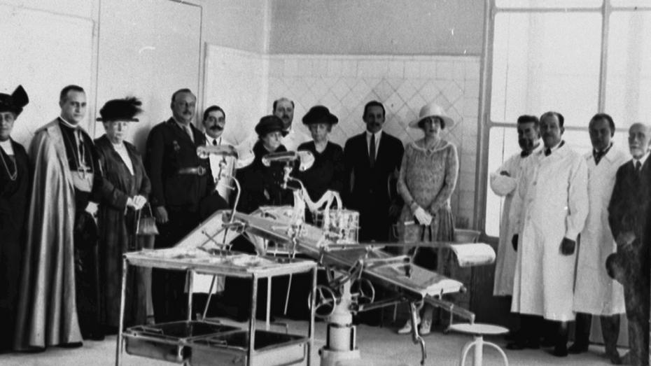 Alfonso XIII, Victoria Eugenia y Mª Cristina en la inauguración del Hospital