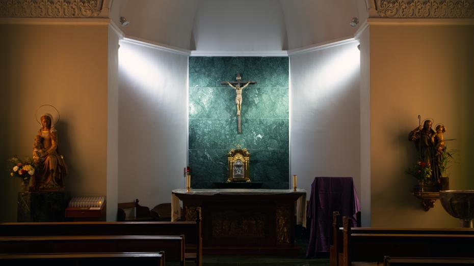 Altar de la Capilla del Hospital con las imagenes de la Virgen y de San José con el niño