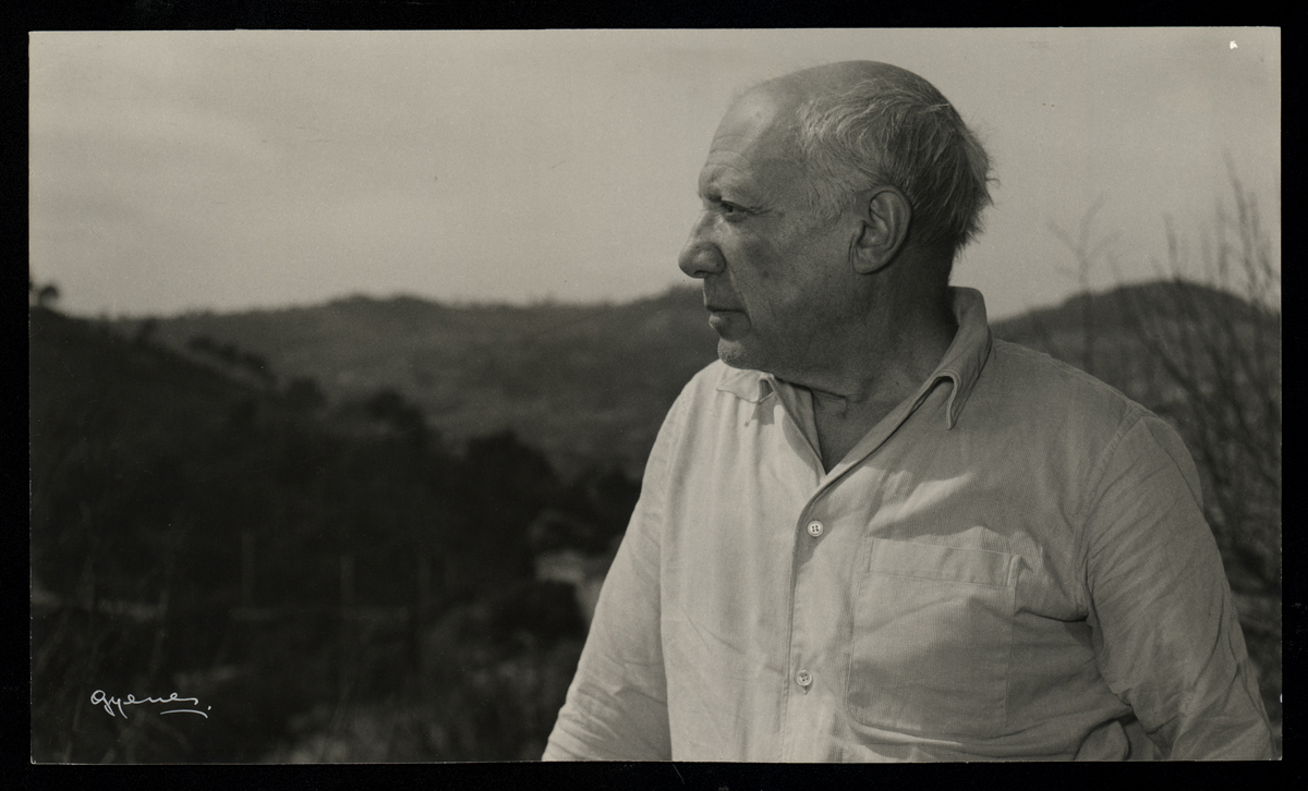 Fotografía de perfil de Pablo Picasso mirando un paisaje exterior