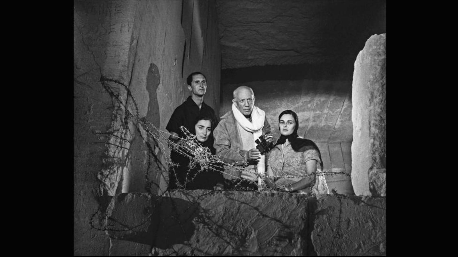 Picasso con su mujer Jacqueline, Lucía Bosé y Dominguín observando el rodaje de la película El testamento de Orfeo