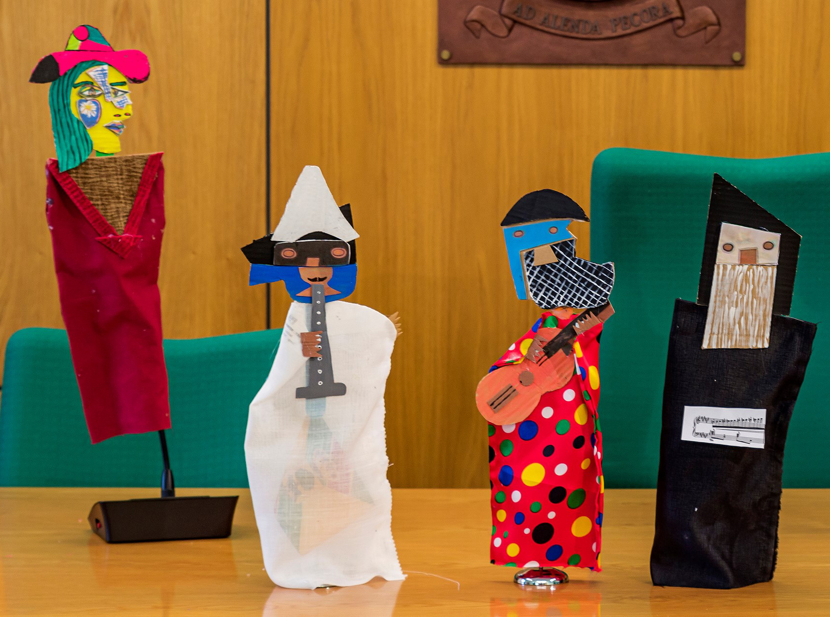 Cuatro marionetas ataviadas con trajes picassianos