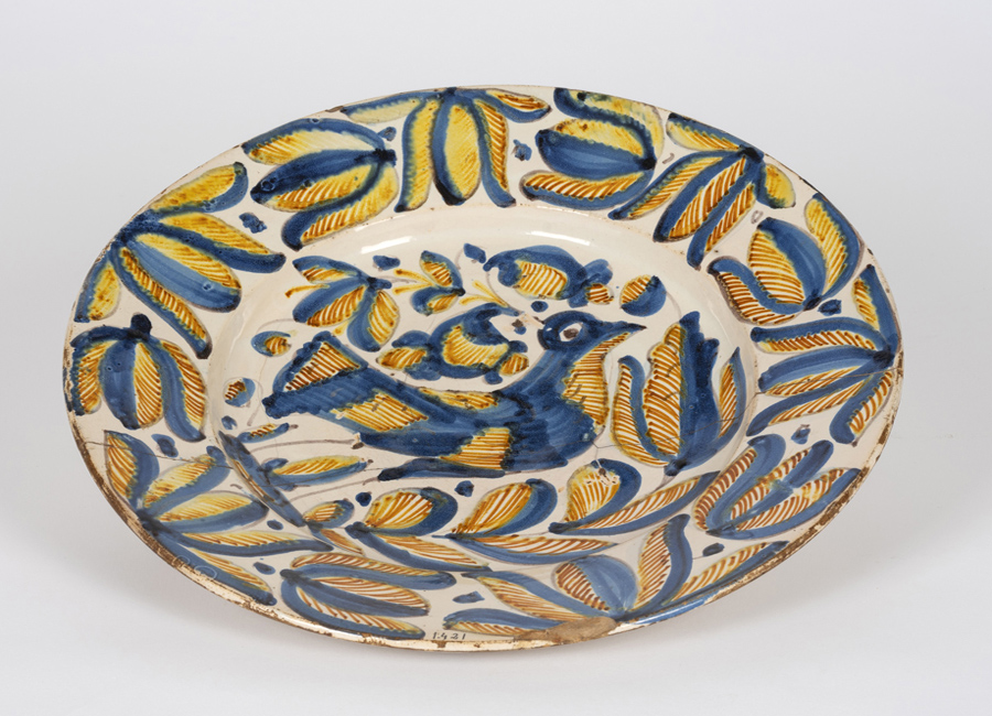 plato de cerámica con dibujos en azul y amarillo