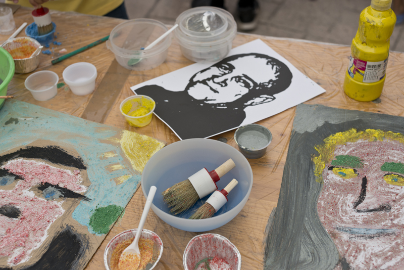 Mesa llena de materiales escolares y un retrato de Eugenio Arias, el barbero de Picasso
