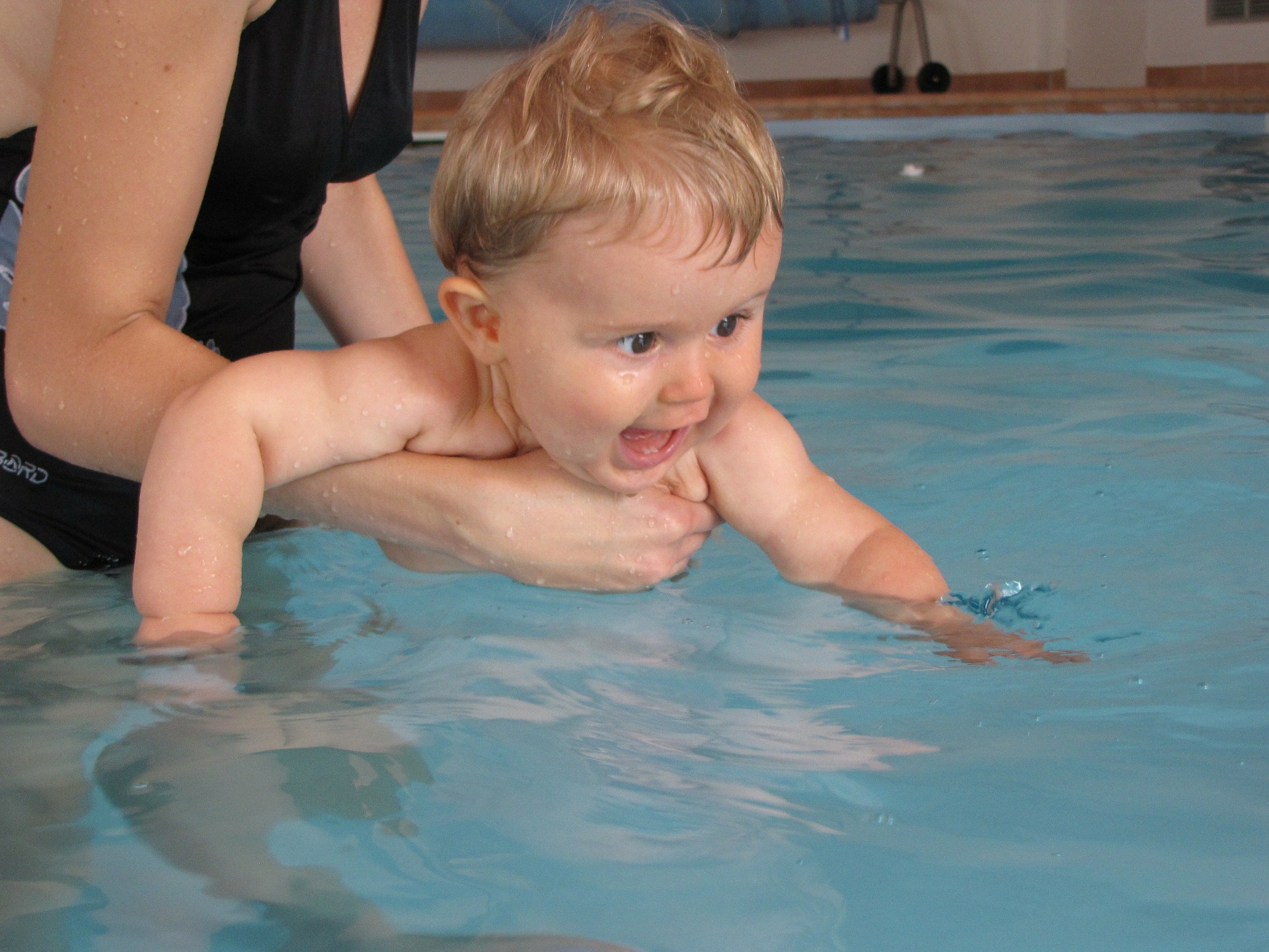 bebé en una piscina
