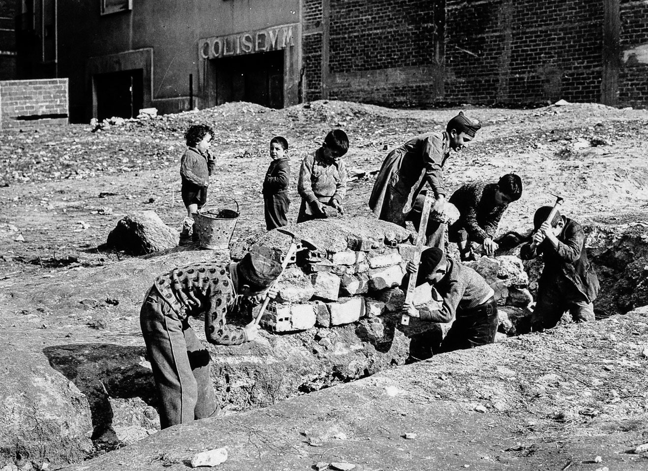 Grupo de niños cavando una zanja