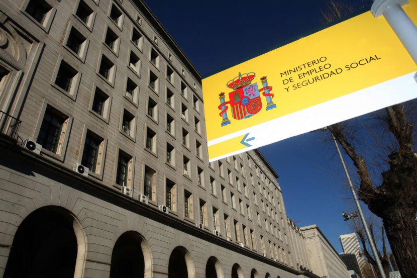 Fachada del Ministerio de Empleo y Seguridad Social, con logotipo en primer plano