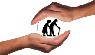 manos protegiendo a dos siluetas  de personas mayores