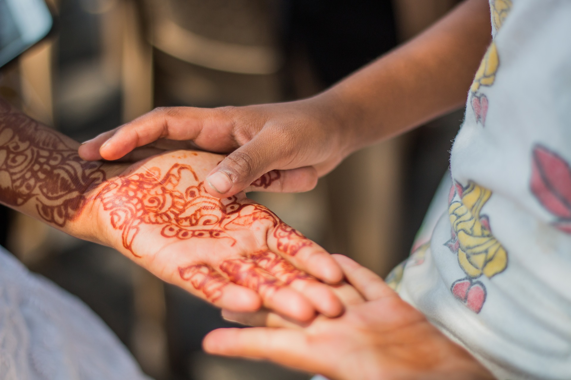 Tatuaje de henna en manos 