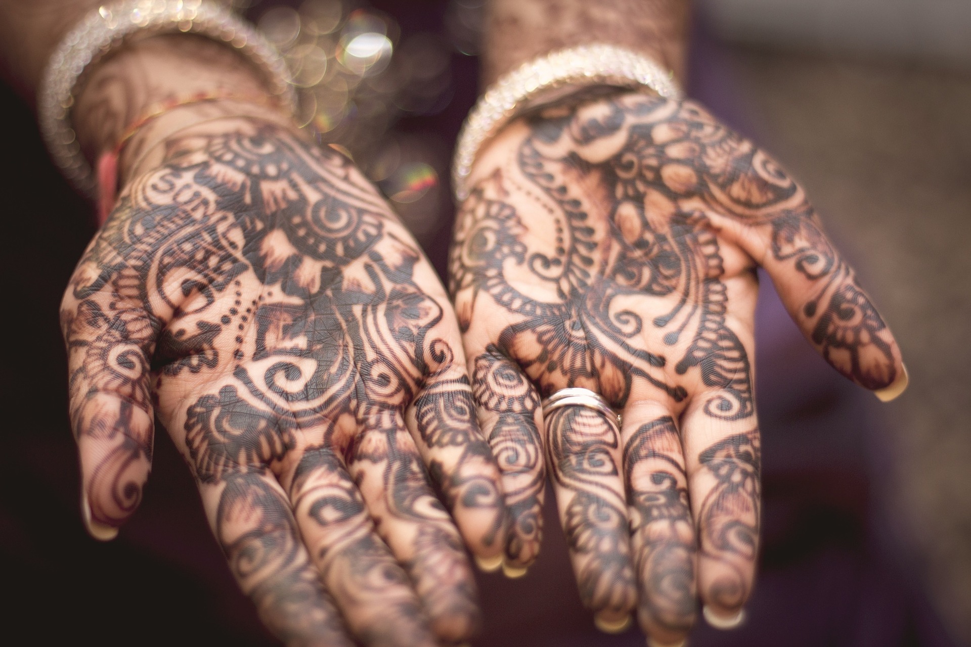 Manos con tatuajes de henna 