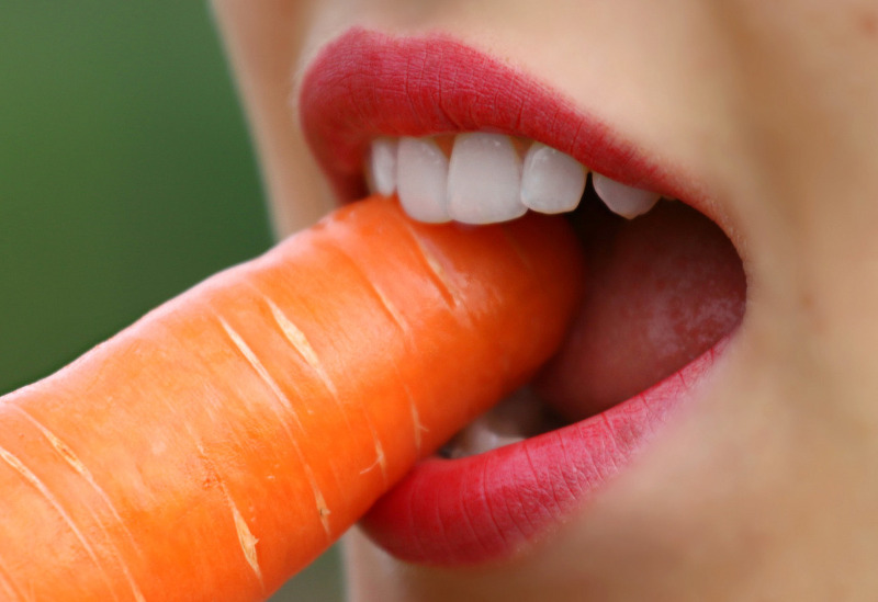 Boca comiendo zanahoria
