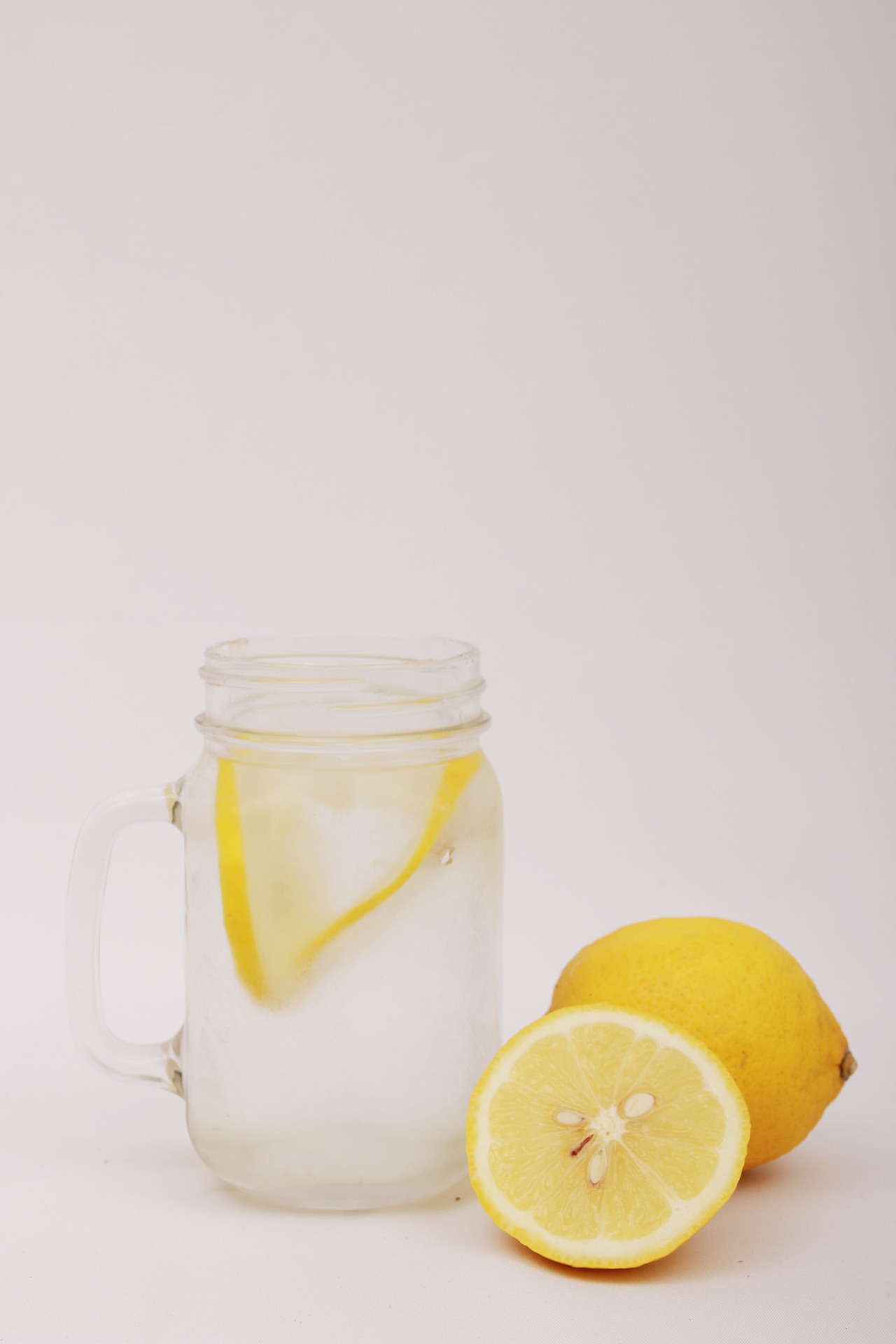 Frasco con zumo de limón