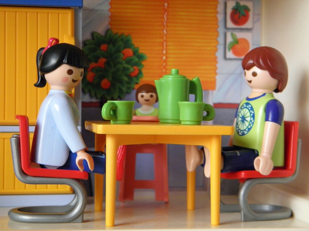 familia de playmobil desayunando en la mesa