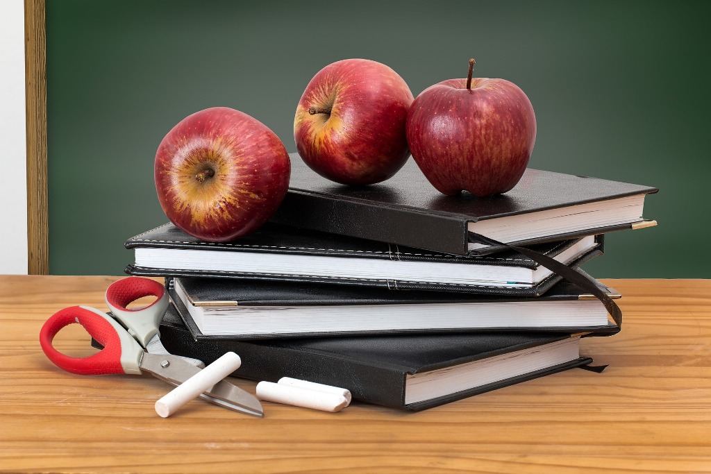 manzana sobre agendas en aula escolar