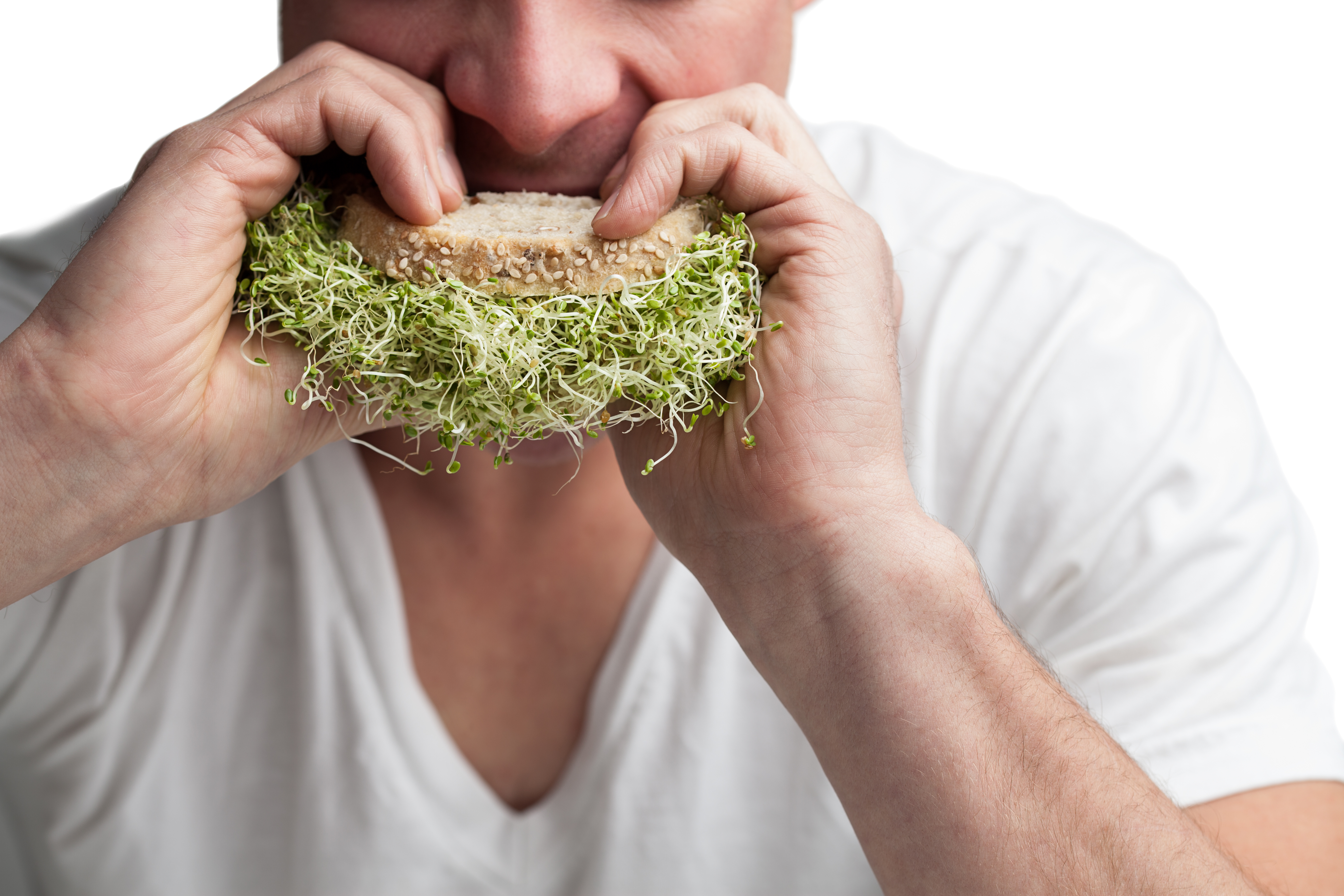 foto de un hombre comiendo un sandwich de brotes tiernos