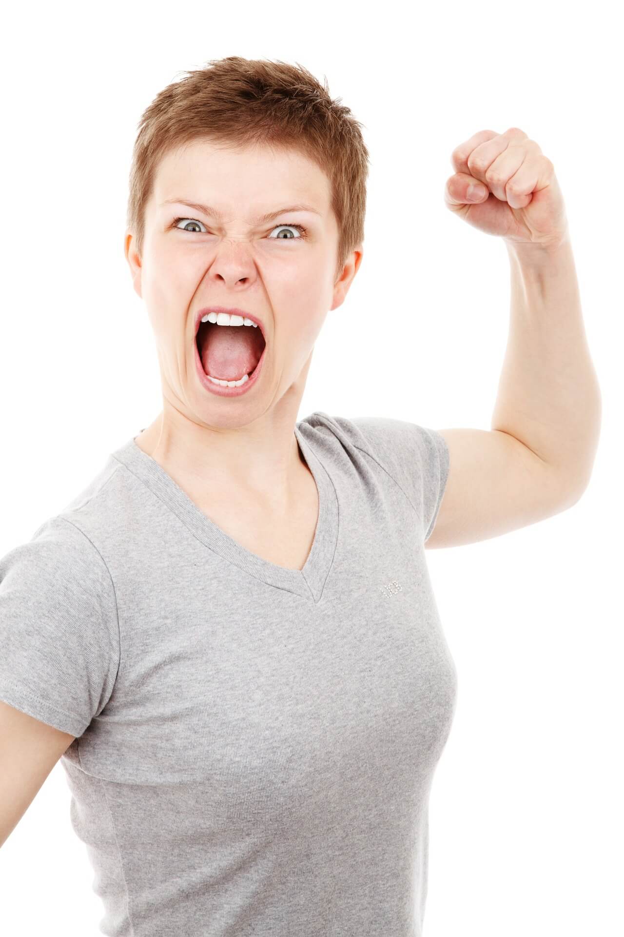 mujer enfadada gritando con el puño amenazante