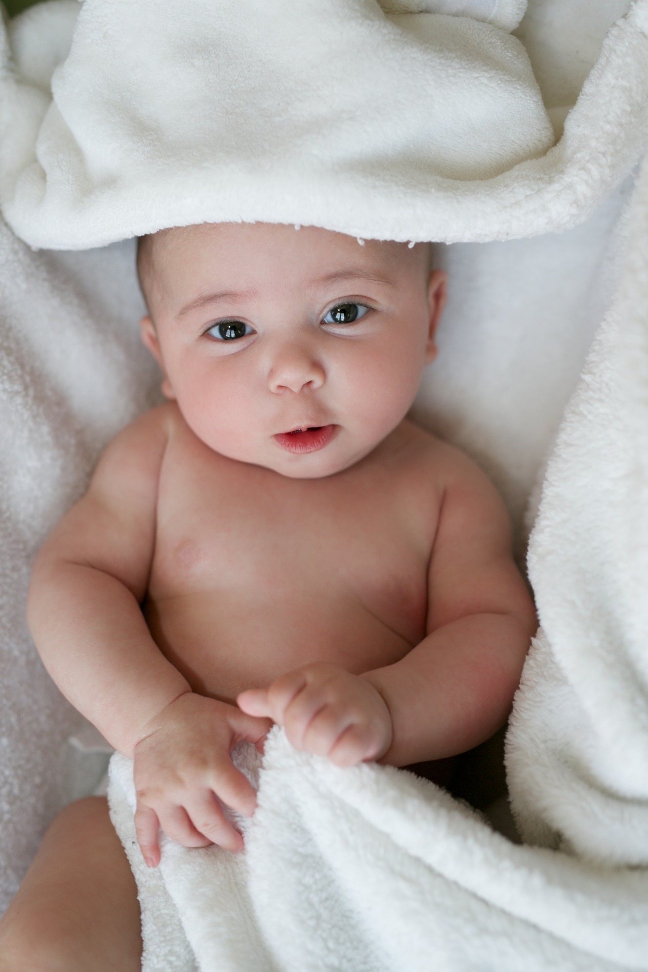 bebé entre toallas