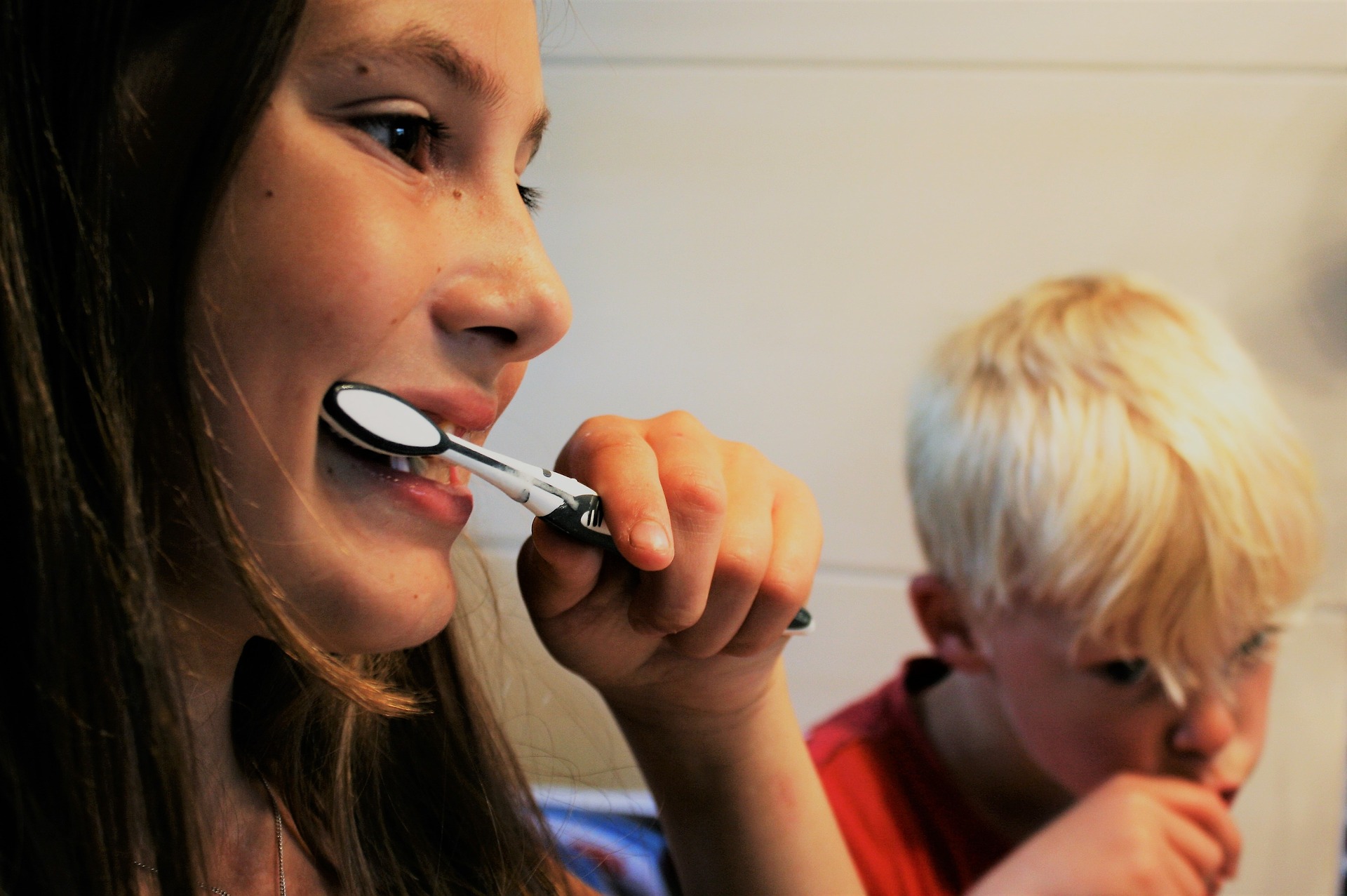 Niños lavándose los dientes