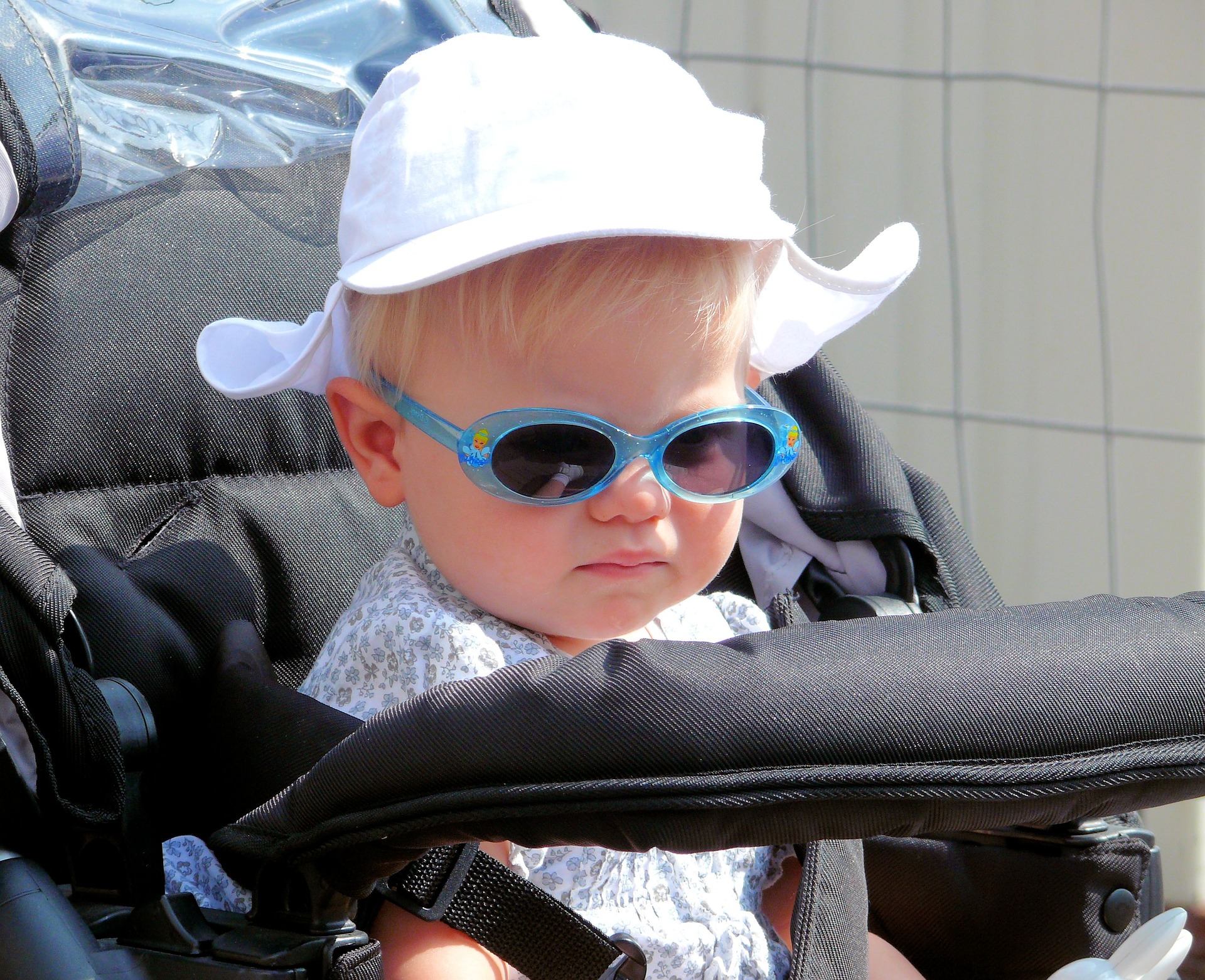 niño pequeño con gorro y gafas de sol