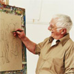 Anciano dibujando en una pizarra blanca