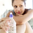 Mujer sentada sujetando una botella de agua