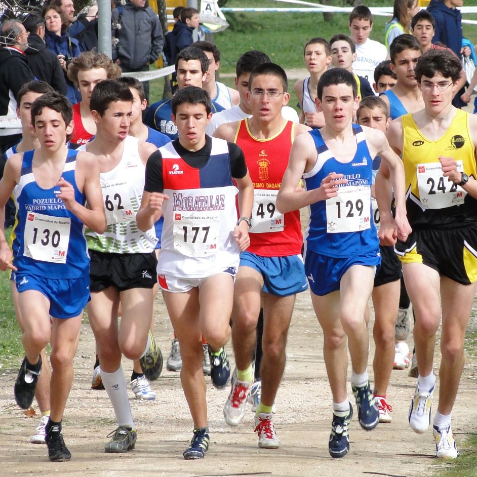 Jóvenes participando en una carrera de cross