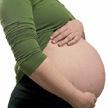 Vientre de una mujer embarazada de perfil