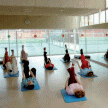 Personas practicando estiramientos en un gimnasio